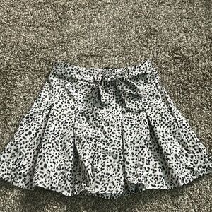 New without tags size medium snow leopard skirt with back zipper